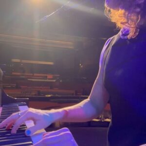 Alicia Witt Instagram - MADISON WI! we have arrived. siamo arrivati!!
in my first convention since the release of LONGLEGS, i’m at @madisoncomicexpo all day tomorrow - and then, tomorrow evening, i’ll be sharing my heart thru songs at the grand piano at @thenorthstreetcabaret 

if you’re in town for the big game and lookin for something fun to do once it lets out - come to the show! 

you can find tickets to all on my website, alicia witt music. i’ve also got em in my stories. 

#aliciawitt #longlegs #twd #madisonthisweekend #alabamacrimsontide #wisconsinbadgers #madisonlivemusic #madisonmusic