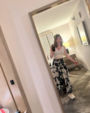 Alicia Witt Instagram - MADISON WI! we have arrived. siamo arrivati!!
in my first convention since the release of LONGLEGS, i’m at @madisoncomicexpo all day tomorrow - and then, tomorrow evening, i’ll be sharing my heart thru songs at the grand piano at @thenorthstreetcabaret 

if you’re in town for the big game and lookin for something fun to do once it lets out - come to the show! 

you can find tickets to all on my website, alicia witt music. i’ve also got em in my stories. 

#aliciawitt #longlegs #twd #madisonthisweekend #alabamacrimsontide #wisconsinbadgers #madisonlivemusic #madisonmusic