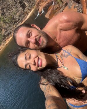Aline Campos Instagram - Pensem numa pessoa feliz qnd ta no habitat natural dela?! 😅🩵🌳 Sou eu no mato e na cachu!!! E, principalmente, na CHAPADA DOS VEADEIROS 🦌🙏🏾🖤

Gratidão por mais um rolê incrível @guiajokaleal 👊🏾