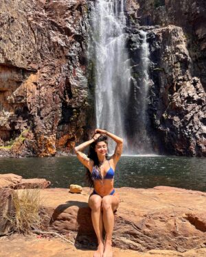 Aline Campos Instagram - Pensem numa pessoa feliz qnd ta no habitat natural dela?! 😅🩵🌳 Sou eu no mato e na cachu!!! E, principalmente, na CHAPADA DOS VEADEIROS 🦌🙏🏾🖤

Gratidão por mais um rolê incrível @guiajokaleal 👊🏾