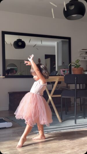 Alisan Porter Instagram - This is the duet of my wildest dreams. 

#daddydaughterdance #dancers #ballet #baby 

Paging @nycballet