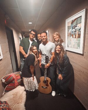 Alisan Porter Instagram - Say what you need to say but we think John needs to join the band. Always the best days @ Henson. 🎵 @johnmayer ✌🏼