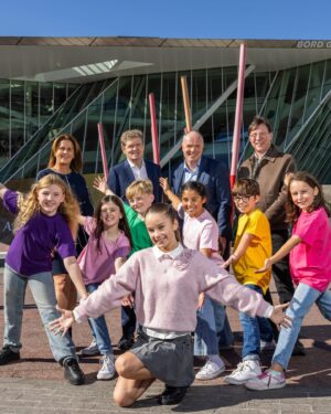 Alisha Weir Instagram - I'm so excited that @bordgaisenergy have asked me to join them as their Ambassador to announce their new 10-year partnership with the @bordgaisenergytheatre 🎭

My sisters and I are big musical theatre fans and to have a venue like this that brings some of the best Touring Companies from the Westend to Ireland is incredible as well as Irish Productions.
 
The last picture is when I had the opportunity to dance on the Bord Gáis Energy Theatre stage when I was filming Abigail!!! 
I have seen so many amazing productions here and I'm delighted that the Bord Gáis Energy will be continuing their sponsorship for another 10 years. ❤️ 
#EnergyCreatesMagic 

Love Alish! 🫶🏻