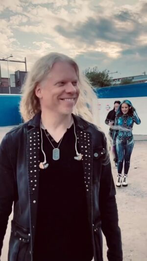 Alissa White-Gluz Instagram - Happy birthday @jeffloomis1 ! I love you soooooo!!!!! 💛💙
Have some nice cahke and grěpes taday!