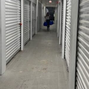 Alisyn Camerota Instagram - Move-in Day #2 underway. this one involved a little more effort on my part: rental car, airplane flight (where, in typical me fashion, we were the last to board the plane), cracking the code of a forgotten storage unit, tons of heavy bags, boxes and the icing on the cake…fat parking ticket 💃