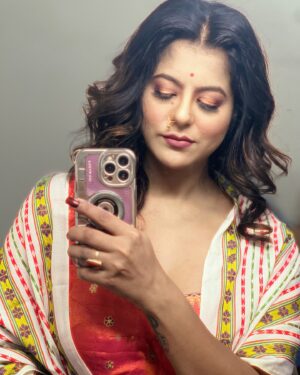 Alivia Sarkar Instagram - Song 🧿🫠