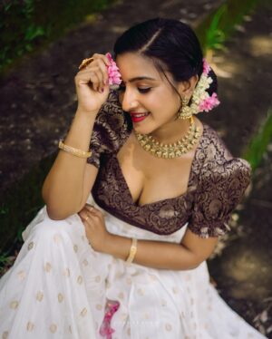 Alphy Panjikaran Instagram - 🌸🌸🌸

PC @vipinjkumar 
Mua @manju_mania_ 
Costume @_rare_line_ 
Jewellery @alameen_fashion_jewels