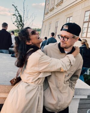 Alžbeta Ferencová Instagram - Tito lidé 👉🏼 PG X ZEA & celej liveband už v pátek v Mělníku 🎭🎤 v parku Na Podolí 🌳 Vstup je zdarma, tak doufáme, že se po parku rozmělní celej Mělník 😬 Start show v 19:30 ✌🏼Pome si užít poslední akci léta 🔥