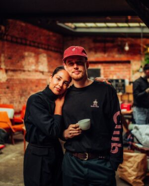 Alžbeta Ferencová Instagram - Tito lidé 👉🏼 PG X ZEA & celej liveband už v pátek v Mělníku 🎭🎤 v parku Na Podolí 🌳 Vstup je zdarma, tak doufáme, že se po parku rozmělní celej Mělník 😬 Start show v 19:30 ✌🏼Pome si užít poslední akci léta 🔥