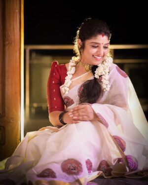 Amala Gireesan Instagram - Onam series 🌼🌼🌼

Costume by @fashionwithfabcastle 

📸 by @prabhuv_ 

#setsaree#available #sareelove #happy #prabhuppaalove