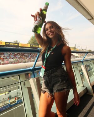 Amanda Campana Instagram - Cheers to the temple of speed 🏎️🏁

@peroninastroazzurro_it @scuderiaferrari #CèPiùGustoaEssereTifosi #ViviOgniMomento #SaluteTifosi
#invitedby
