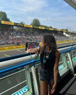 Amanda Campana Instagram - Cheers to the temple of speed 🏎️🏁

@peroninastroazzurro_it @scuderiaferrari #CèPiùGustoaEssereTifosi #ViviOgniMomento #SaluteTifosi
#invitedby