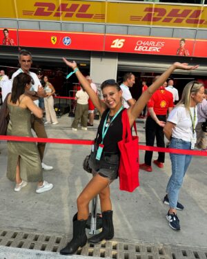Amanda Campana Instagram - Cheers to the temple of speed 🏎️🏁

@peroninastroazzurro_it @scuderiaferrari #CèPiùGustoaEssereTifosi #ViviOgniMomento #SaluteTifosi
#invitedby