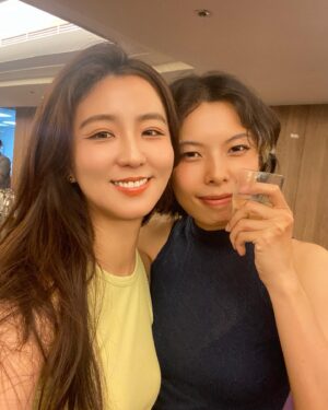 Amanda Chou Instagram - /
雖然只有客串一場戲
還是去蹭了個飯吃

毒品真的是不容易拍攝的題材
大家都辛苦了
很開心這次能跟芬芬導演合作
期待公視的播出～

#郵票與舒芙蕾 殺青快樂🧚🏼‍♀️