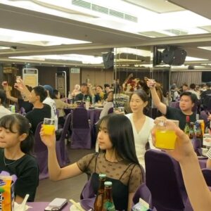 Amanda Chou Instagram - /
雖然只有客串一場戲
還是去蹭了個飯吃

毒品真的是不容易拍攝的題材
大家都辛苦了
很開心這次能跟芬芬導演合作
期待公視的播出～

#郵票與舒芙蕾 殺青快樂🧚🏼‍♀️