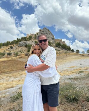 Amanda Holden Instagram - We’ve been filming the last bits and bobs of the third series of #amandaandalan this week. Today was our last day in Spain. 🇪🇸 we absolutely cannot wait for you to see it and are so grateful to the community out here and our bloody fabulous @voltagetvuk crew! Both our mums and dads came out along with Chris and the girls ! It’s been a family affair. Adios amigos❤️ (dressing gown will be returned to hotel 😂)