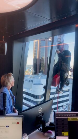 Amanda Keller Instagram - We got a special visit today… 😝🏢

#windowcleaning #windowcleaner #highrise #sydney #sydneyharbour