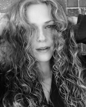 Amanda Righetti Instagram - a sweet diary of an #nyc press day with #gorgeous @amanda.righetti for her film @reaganmovie out now 🎥 we started with evening on the town look 🌃 and worked our way back to early morning #coffee ☕️ #linkinbio #amandarighetti
•
•
makeup/photos: @tina_turnbow #editorinchief