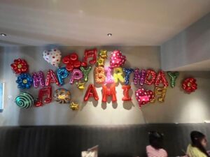 Ami Oonuki Instagram - 51キャラット💎✨の輝きを身に付けた亜美のお誕生日パーリーは、少数でやると聞いていたのにわたしの大好きな村のみんなもサプライズで大勢登場！しかもなんと由美ちゃんも居た〜🥰🥰 由美ちゃんとのツーショットを撮ってもらって気付いたんだけど…
アミ51カラット、ユミ49カラット…ふたり合わせて100カラット💯‼️
ヤバすぎぃ！！！こんなはしゃいでる100歳最高〜🥳🥳🥳
#puffy #puffyamiyumi #ふたり合わせて100歳  #まじオカルト〜🤪 #熟れたての果実のいいところ #一番美味しいよね #これからもずっとふたりで #ぶち上がっていこうなー #村のみんなもありがとう #ちぎれるほど楽しかった #チェキくれたみんなもありがと〜 #自分愛されてるって思えて #自己肯定感爆アゲ〜 #二代目PUFFY候補の女児たちもありがとう #村LOVE❤️