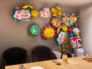 Ami Oonuki Instagram - 51キャラット💎✨の輝きを身に付けた亜美のお誕生日パーリーは、少数でやると聞いていたのにわたしの大好きな村のみんなもサプライズで大勢登場！しかもなんと由美ちゃんも居た〜🥰🥰 由美ちゃんとのツーショットを撮ってもらって気付いたんだけど…
アミ51カラット、ユミ49カラット…ふたり合わせて100カラット💯‼️
ヤバすぎぃ！！！こんなはしゃいでる100歳最高〜🥳🥳🥳
#puffy #puffyamiyumi #ふたり合わせて100歳  #まじオカルト〜🤪 #熟れたての果実のいいところ #一番美味しいよね #これからもずっとふたりで #ぶち上がっていこうなー #村のみんなもありがとう #ちぎれるほど楽しかった #チェキくれたみんなもありがと〜 #自分愛されてるって思えて #自己肯定感爆アゲ〜 #二代目PUFFY候補の女児たちもありがとう #村LOVE❤️