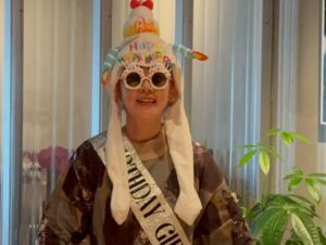 Ami Oonuki Instagram - 51キャラット💎✨の輝きを身に付けた亜美のお誕生日パーリーは、少数でやると聞いていたのにわたしの大好きな村のみんなもサプライズで大勢登場！しかもなんと由美ちゃんも居た〜🥰🥰 由美ちゃんとのツーショットを撮ってもらって気付いたんだけど…
アミ51カラット、ユミ49カラット…ふたり合わせて100カラット💯‼️
ヤバすぎぃ！！！こんなはしゃいでる100歳最高〜🥳🥳🥳
#puffy #puffyamiyumi #ふたり合わせて100歳  #まじオカルト〜🤪 #熟れたての果実のいいところ #一番美味しいよね #これからもずっとふたりで #ぶち上がっていこうなー #村のみんなもありがとう #ちぎれるほど楽しかった #チェキくれたみんなもありがと〜 #自分愛されてるって思えて #自己肯定感爆アゲ〜 #二代目PUFFY候補の女児たちもありがとう #村LOVE❤️