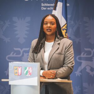 Aminata Touré Instagram - Impressionen der heutigen gemeinsamen Kabinettssitzung von Schleswig-Holstein und Nordrhein-Westfalen. 

Im Anschluss sind meine grüne Kollegin aus NRW @monaneubaur und ich nach Boostedt in unsere Erstaufnahmeeinrichtung für Geflüchtete gefahren und dort haben wir unser Pilotprojekt zur Arbeitsmarktvermittlung einmal gezeigt.