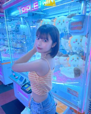 Amisa Miyazaki Instagram - ままが若い頃着てたキャミソール貰った👗💞