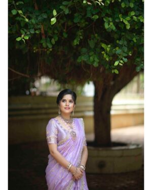 Amruta Deshmukh Instagram - Engrossed in my favourite colour 💜💜 
Absolute team work and dream work! ✨✨
This navvari and blouse is designed by: @srujana_by_ruttuja 
Make up: @swatighodke_mua_official 
Hair: @hairstylist_monabharane_pune 
Draping: @nilam_art1687 
Jewellery: @jizajewellerystudio 
Captured by : @krafty.lights