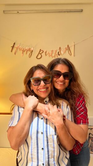 Amruta Subhash Instagram - My dearest friend @phulawa  turns 50 today!! Happy birthday Phulawa! Love you a lot! Big tight hug🤗🤗🤗🤗🤗
VC : @aasmakhamkar

माझी मैत्रिण फुलवा खामकर आज पन्नास वर्षांची झाली! फुलु, अशीच उत्साहात रहा कायम! नृत्य हे तुझं पहिलं प्रेम,तू केलेली नटरंगची गाणी, आणि नटरंग नंतर यावर्षी पुन्हा एकदा तू नृत्यदिग्दर्शनासाठी पटकवलेला राज्य पुरस्कार! तुझी नृत्यदौड अशीच चालू राहो या शुभेच्छा आणि खूप प्रेम❤️