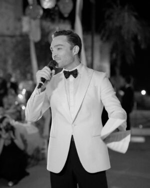 Amy Jackson Instagram - After the ceremony we swayed our way to our candlight dinner for speeches from
loved ones whilst serenaded by violins. A magician wondered the crowd whilst we all chatted and feasted! After that we made our way passed a dessert table named after our beloved Carole and Peter to cut our cake designed by the incredible @chefdamianocarrara

📸 @corbingurkin