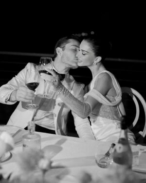 Amy Jackson Instagram - After the ceremony we swayed our way to our candlight dinner for speeches from
loved ones whilst serenaded by violins. A magician wondered the crowd whilst we all chatted and feasted! After that we made our way passed a dessert table named after our beloved Carole and Peter to cut our cake designed by the incredible @chefdamianocarrara

📸 @corbingurkin
