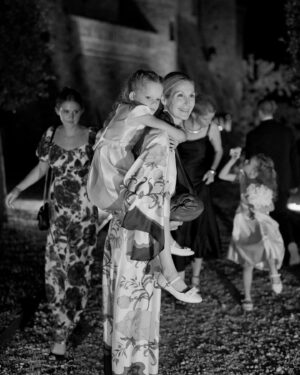 Amy Jackson Instagram - After the ceremony we swayed our way to our candlight dinner for speeches from
loved ones whilst serenaded by violins. A magician wondered the crowd whilst we all chatted and feasted! After that we made our way passed a dessert table named after our beloved Carole and Peter to cut our cake designed by the incredible @chefdamianocarrara

📸 @corbingurkin