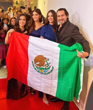 Ana Bárbara Instagram - En la alfombra de #TIFF premier “Without Blood”. Muy emocionada y orgullosa de acompañar a mi compatriota y amigo @demianbichiroficial , y mi amada @victoria_aletta ❤️ Viva Mexico 🇲🇽!!! @salmahayek @aj_munoz8176 #withoutblood 

👗: @lavishalice @stylepr @antonio_esteban 
👠: @flordemariacollection