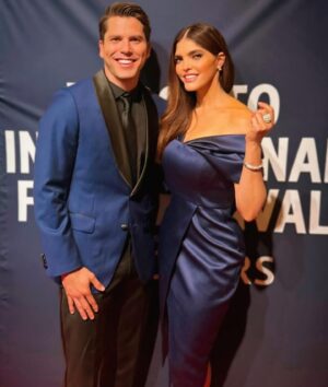 Ana Bárbara Instagram - En la alfombra de #TIFF premier “Without Blood”. Muy emocionada y orgullosa de acompañar a mi compatriota y amigo @demianbichiroficial , y mi amada @victoria_aletta ❤️ Viva Mexico 🇲🇽!!! @salmahayek @aj_munoz8176 #withoutblood 

👗: @lavishalice @stylepr @antonio_esteban 
👠: @flordemariacollection