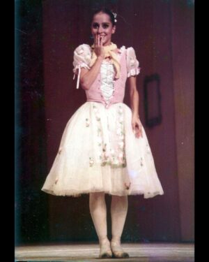 Ana Botafogo Instagram - 🌟Começando a semana com algumas recordações do fundo do baú! 🌟. Foto 1 - Coppelia com Graham Bart  Fotos 2,3,4,5,6,7,8 e 10 - La Fille Mal Gardée com Graham Bart  Foto 9 - “La Fille“ com Paulo Rodrigues. @paulorodrigues8542