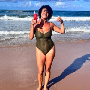 Ana Flavia Cavalcanti Instagram - Agosto é demais pra mim! D 

Comecei a vida num primeiro de agosto! 
01/08 é meu dia e esse ano ele foi cremoso mergulhando num mar que eu tanto amo.

Teve tanto. Acaba o Twitter e não acaba agosto, mas agora acabou e tô pronta pra esse mês gostoso até no nome: setembro sua delícia, pode entrar, vem de brisa leve.

“Vamos jantar’, ele disse. ‘Estou com fome. Conheço alguns restaurantes abertos perto do cais. Pode ser que sopre uma brisa do rio da Prata. Sonho com um vento suave e refrescante. O invólucro humano é tão pesado…Adoraria ser ar; ser, para sempre, um vento leve e agradável. Pairando com graça por cima das coisas e dos seres.’”

(A mais recôndita memória dos homens, @mbougarsarr 💐)