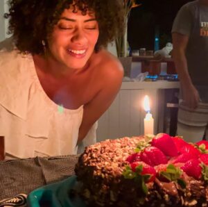 Ana Flavia Cavalcanti Instagram - Agosto é demais pra mim! D 

Comecei a vida num primeiro de agosto! 
01/08 é meu dia e esse ano ele foi cremoso mergulhando num mar que eu tanto amo.

Teve tanto. Acaba o Twitter e não acaba agosto, mas agora acabou e tô pronta pra esse mês gostoso até no nome: setembro sua delícia, pode entrar, vem de brisa leve.

“Vamos jantar’, ele disse. ‘Estou com fome. Conheço alguns restaurantes abertos perto do cais. Pode ser que sopre uma brisa do rio da Prata. Sonho com um vento suave e refrescante. O invólucro humano é tão pesado…Adoraria ser ar; ser, para sempre, um vento leve e agradável. Pairando com graça por cima das coisas e dos seres.’”

(A mais recôndita memória dos homens, @mbougarsarr 💐)