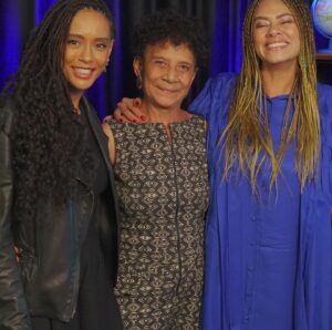 Ana Flavia Cavalcanti Instagram - Agosto é demais pra mim! D 

Comecei a vida num primeiro de agosto! 
01/08 é meu dia e esse ano ele foi cremoso mergulhando num mar que eu tanto amo.

Teve tanto. Acaba o Twitter e não acaba agosto, mas agora acabou e tô pronta pra esse mês gostoso até no nome: setembro sua delícia, pode entrar, vem de brisa leve.

“Vamos jantar’, ele disse. ‘Estou com fome. Conheço alguns restaurantes abertos perto do cais. Pode ser que sopre uma brisa do rio da Prata. Sonho com um vento suave e refrescante. O invólucro humano é tão pesado…Adoraria ser ar; ser, para sempre, um vento leve e agradável. Pairando com graça por cima das coisas e dos seres.’”

(A mais recôndita memória dos homens, @mbougarsarr 💐)