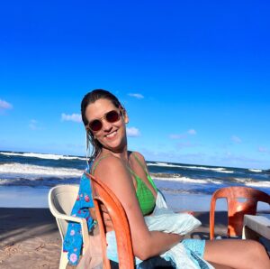 Ana Flavia Cavalcanti Instagram - Agosto é demais pra mim! D 

Comecei a vida num primeiro de agosto! 
01/08 é meu dia e esse ano ele foi cremoso mergulhando num mar que eu tanto amo.

Teve tanto. Acaba o Twitter e não acaba agosto, mas agora acabou e tô pronta pra esse mês gostoso até no nome: setembro sua delícia, pode entrar, vem de brisa leve.

“Vamos jantar’, ele disse. ‘Estou com fome. Conheço alguns restaurantes abertos perto do cais. Pode ser que sopre uma brisa do rio da Prata. Sonho com um vento suave e refrescante. O invólucro humano é tão pesado…Adoraria ser ar; ser, para sempre, um vento leve e agradável. Pairando com graça por cima das coisas e dos seres.’”

(A mais recôndita memória dos homens, @mbougarsarr 💐)