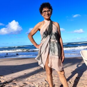 Ana Flavia Cavalcanti Instagram - Agosto é demais pra mim! D 

Comecei a vida num primeiro de agosto! 
01/08 é meu dia e esse ano ele foi cremoso mergulhando num mar que eu tanto amo.

Teve tanto. Acaba o Twitter e não acaba agosto, mas agora acabou e tô pronta pra esse mês gostoso até no nome: setembro sua delícia, pode entrar, vem de brisa leve.

“Vamos jantar’, ele disse. ‘Estou com fome. Conheço alguns restaurantes abertos perto do cais. Pode ser que sopre uma brisa do rio da Prata. Sonho com um vento suave e refrescante. O invólucro humano é tão pesado…Adoraria ser ar; ser, para sempre, um vento leve e agradável. Pairando com graça por cima das coisas e dos seres.’”

(A mais recôndita memória dos homens, @mbougarsarr 💐)