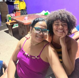 Ana Flavia Cavalcanti Instagram - Agosto é demais pra mim! D 

Comecei a vida num primeiro de agosto! 
01/08 é meu dia e esse ano ele foi cremoso mergulhando num mar que eu tanto amo.

Teve tanto. Acaba o Twitter e não acaba agosto, mas agora acabou e tô pronta pra esse mês gostoso até no nome: setembro sua delícia, pode entrar, vem de brisa leve.

“Vamos jantar’, ele disse. ‘Estou com fome. Conheço alguns restaurantes abertos perto do cais. Pode ser que sopre uma brisa do rio da Prata. Sonho com um vento suave e refrescante. O invólucro humano é tão pesado…Adoraria ser ar; ser, para sempre, um vento leve e agradável. Pairando com graça por cima das coisas e dos seres.’”

(A mais recôndita memória dos homens, @mbougarsarr 💐)