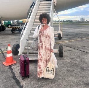 Ana Flavia Cavalcanti Instagram - Agosto é demais pra mim! D 

Comecei a vida num primeiro de agosto! 
01/08 é meu dia e esse ano ele foi cremoso mergulhando num mar que eu tanto amo.

Teve tanto. Acaba o Twitter e não acaba agosto, mas agora acabou e tô pronta pra esse mês gostoso até no nome: setembro sua delícia, pode entrar, vem de brisa leve.

“Vamos jantar’, ele disse. ‘Estou com fome. Conheço alguns restaurantes abertos perto do cais. Pode ser que sopre uma brisa do rio da Prata. Sonho com um vento suave e refrescante. O invólucro humano é tão pesado…Adoraria ser ar; ser, para sempre, um vento leve e agradável. Pairando com graça por cima das coisas e dos seres.’”

(A mais recôndita memória dos homens, @mbougarsarr 💐)