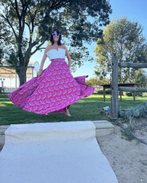 Ana Marques Instagram - … e vai mais um casório. 
À beira rio. Que bela tarde e noite de setembro! 

Obrigada @roselyn_silva 
Mais uma saia linda… a ajudar à festa

#AM
#casamento 
#campo
#ribatejo 
#portuguesecinquentona 
#looks