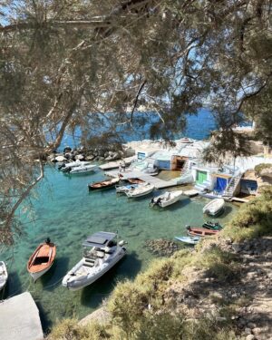 Ana Marques Instagram - Da ilha de Milos, fica a sensação de que há ainda autenticidade. 
Provavelmente por pouco tempo 🧿🔵🇬🇷
Porque na realidade “o turismo estraga o turismo” 😞

#grecia
#ferias
#ciclades 
#maregeu
#AMemviagem
#AM
#portuguesecinquentona