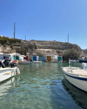 Ana Marques Instagram - Da ilha de Milos, fica a sensação de que há ainda autenticidade. 
Provavelmente por pouco tempo 🧿🔵🇬🇷
Porque na realidade “o turismo estraga o turismo” 😞

#grecia
#ferias
#ciclades 
#maregeu
#AMemviagem
#AM
#portuguesecinquentona