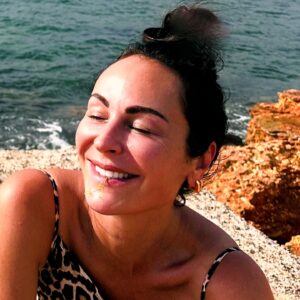 Ana Milán Instagram - Ha sido un verano “raro”. No era el verano que esperaba, no ha sido el verano que tenía en mi cabeza en mayo. Ha sido mejor: inesperado, vivo, sorprendente. Lleno de personas que me han hecho feliz. De situaciones que vivir por primera vez. Y cuando se tienen cincuenta años las primeras veces escasean y son realmente valiosas. Quedan 21 días para que llegue el otoño, y no sé si tendrás algún regalo más para mí. Si es así, bienvenido sea. Y si no, querido verano, te veo en unos meses. Gracias por todo lo rico… 🤍