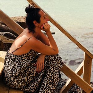 Ana Milán Instagram - Ha sido un verano “raro”. No era el verano que esperaba, no ha sido el verano que tenía en mi cabeza en mayo. Ha sido mejor: inesperado, vivo, sorprendente. Lleno de personas que me han hecho feliz. De situaciones que vivir por primera vez. Y cuando se tienen cincuenta años las primeras veces escasean y son realmente valiosas. Quedan 21 días para que llegue el otoño, y no sé si tendrás algún regalo más para mí. Si es así, bienvenido sea. Y si no, querido verano, te veo en unos meses. Gracias por todo lo rico… 🤍