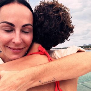 Ana Milán Instagram - Abrazar a una amiga equivale a ocho horas de sueño. Nueve si te abrazas en el mar. 
No podría nombraros a todas, pero vosotras sabéis quienes sois. Porque nos decimos las verdades, porque cuando la otra tiene un problema preguntamos: llevo vino o una pala en el maletero? Porque a veces nos quedamos calladas durante mucho rato y sabemos dónde está la cabeza de la otra. Porque nos reímos sin tener que explicar nada. Porque somos capaces de escuchar la historia otra vez y sacar nuevas conclusiones, todas las veces que hagan falta…