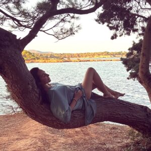 Ana Milán Instagram - Abrazar a una amiga equivale a ocho horas de sueño. Nueve si te abrazas en el mar. 
No podría nombraros a todas, pero vosotras sabéis quienes sois. Porque nos decimos las verdades, porque cuando la otra tiene un problema preguntamos: llevo vino o una pala en el maletero? Porque a veces nos quedamos calladas durante mucho rato y sabemos dónde está la cabeza de la otra. Porque nos reímos sin tener que explicar nada. Porque somos capaces de escuchar la historia otra vez y sacar nuevas conclusiones, todas las veces que hagan falta…
