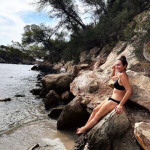 Ana Milán Instagram - Abrazar a una amiga equivale a ocho horas de sueño. Nueve si te abrazas en el mar. 
No podría nombraros a todas, pero vosotras sabéis quienes sois. Porque nos decimos las verdades, porque cuando la otra tiene un problema preguntamos: llevo vino o una pala en el maletero? Porque a veces nos quedamos calladas durante mucho rato y sabemos dónde está la cabeza de la otra. Porque nos reímos sin tener que explicar nada. Porque somos capaces de escuchar la historia otra vez y sacar nuevas conclusiones, todas las veces que hagan falta…